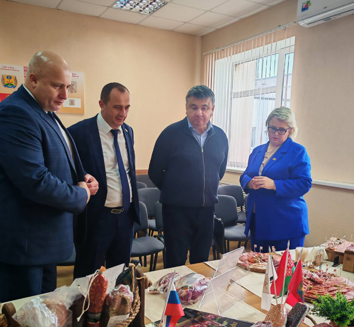 ОАО «Бобруйский мясокомбинат» посетили заместитель Премьер-министра Республики Беларусь Шулейко Юрий Витольдович вместе с первым заместителем председателя Могилевского облисполкома Савицким Сергеем Константиновичем и председателем Бобруйского городского исполнительного комитета Гуриным Максимом Николаевичем.