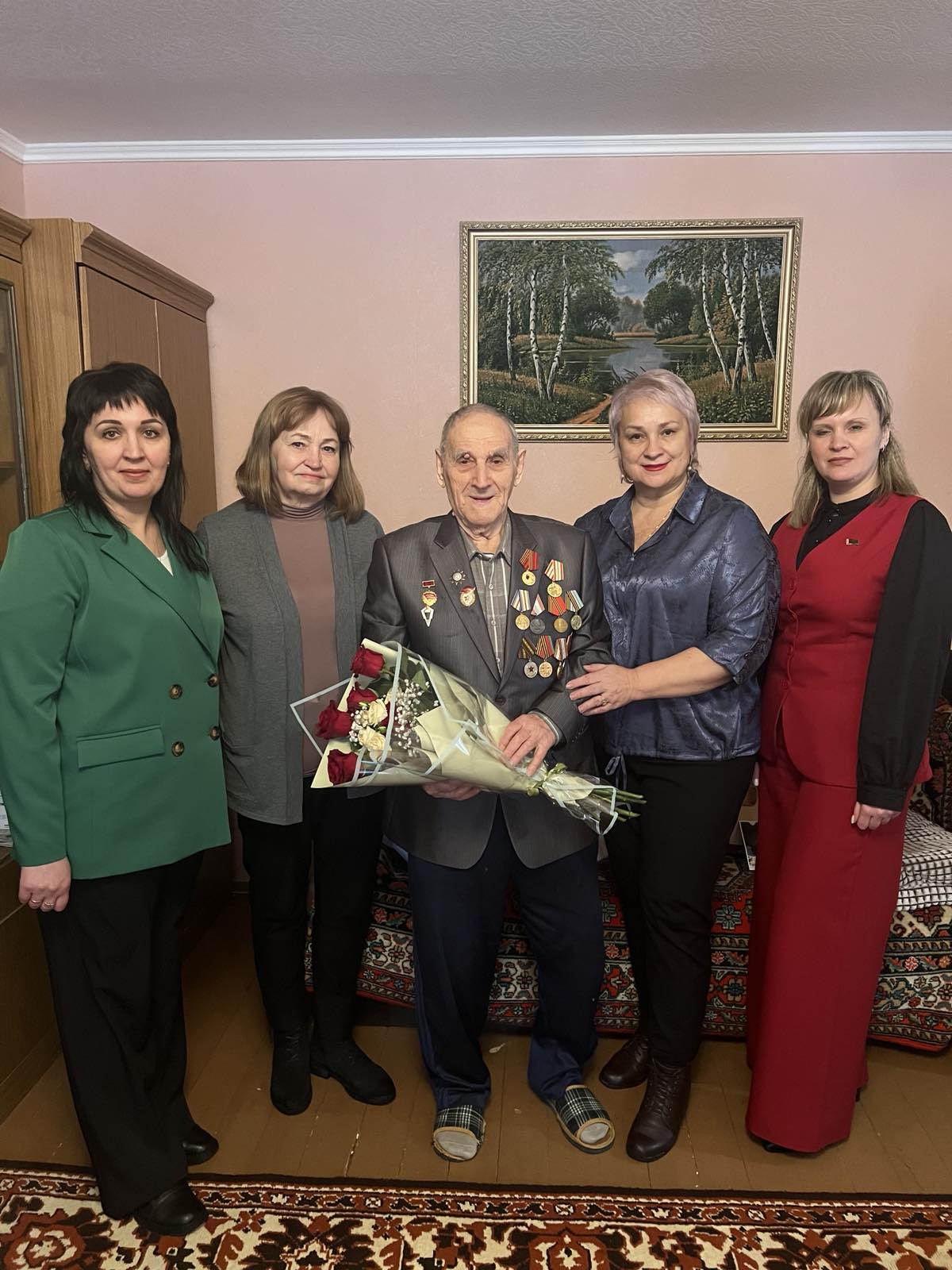 Представители ОАО «Бобруйский мясокомбинат», РОО «Белая Русь» Первомайского района, ветеранской организации Первомайского района поздравили ветерана Великой отечественной войны Германова Анатолия Андреевича с 95 летним юбилеем со дня рождения и наступающим Новым годом.